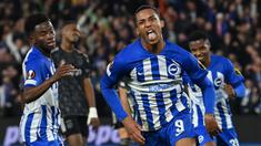 Pemain Brighton, Joao Pedro melakukan selebrasi setelah mencetak gol pertama timnya ke gawang Ajax Amsterdam pada laga Grup B Liga Europa 2023/2024 di American Express Community Stadium, Brighton, Inggris, Jumat (27/10/2023) dini hari WIB. Ini merupakan kemenangan pertama The Seagulls di kompetiti Eropa tersebut. (AFP/Glyn Kirk)