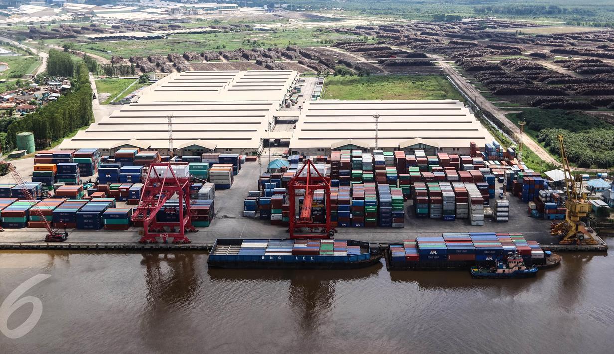 Aktivitas bongkar muat kapal saat bersandar di Pelabuhan PT. Indah Kiat Pulp and Paper, Kabupaten Siak, Riau, Senin (18/07). Lima dermaga tersebut di antaranya dermaga kertas, pulp, kayu, rawmaterial, dan dermaga tisu. (Liputan6.com/Fery Pradolo)