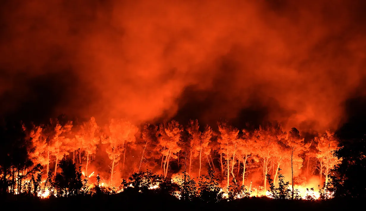Kobaran api yang melahap hutan di Les Pennes-Mirabeau, Marseille, Prancis, (11/8). Sekitar 1.000 orang telah mengungsi meninggalkan tempat tinggal mereka. (AFP PHOTO/BORIS HORVAT)