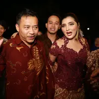 Mengingat jumlah tamu yang membludak, Anang dan Ashanty harus mengantre selama 2,5 jam. Namun keduanya tetap bahagia bisa berada dim omen spesial tersebut, terutama Ashanty yang bisa foto bareng sang pengantin. (Adrian Putra/Bintang.com)