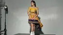 Beby Tsabina tampil anggun mengenakan pakaian adat khas Bali. Terlebih saat pose di atas meja ini membuat penampilan Beby Tsabina sukses mencuri perhatian. (Liputan6.com/IG/@bebytsabina).