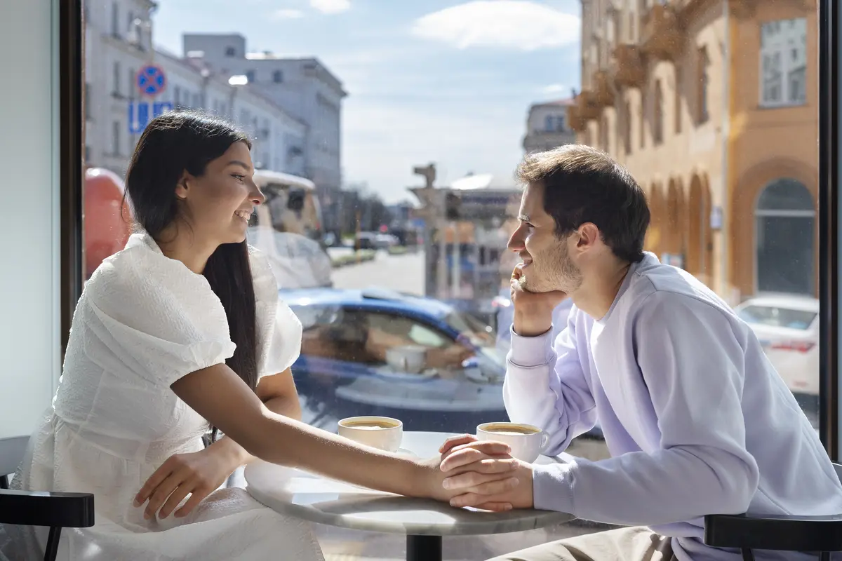 couple juli dekat jendela