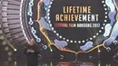 Lifetime Achiement pada ajang penghargaan Festival Film Bandung 2017 di Studio 6 Emtek, Jakarta, Minggu (22/10). Penghargaan tersebut diberikan atas dedikasi di dunia seni peran dan perfilman di Tanah Air. (Liputan6.com/Helmi Afandi)