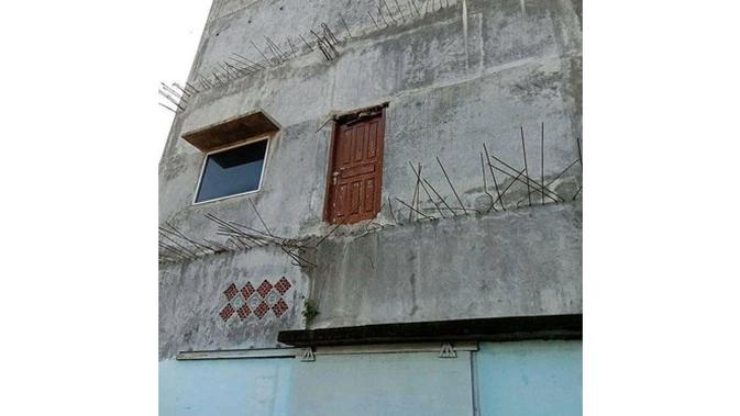 6 Desain Pintu Rumah Ini Nyeleneh, Absurd Banget (sumber: Instagram.com/humortawa.id)