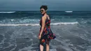 Sering  terlihat menghabiskan waktu di pantai, Gisela Cindy tampil dengan busananya yang menggemaskan. Ia memakai dress dengan floral printed dan membuat tubuh mungilnya tampak seksi. (Instagram/giselacindy12)