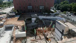 Sebuah gedung parkir di Tel Aviv, ibu kota komersial Israel, ambruk dan melukai sedikitnya enam, Senin (5/9). Petugas penyelamat dan polisi menyebutkan sejumlah orang dinyatakan hilang akibat insiden ini. (REUTERS/Nir Elias)