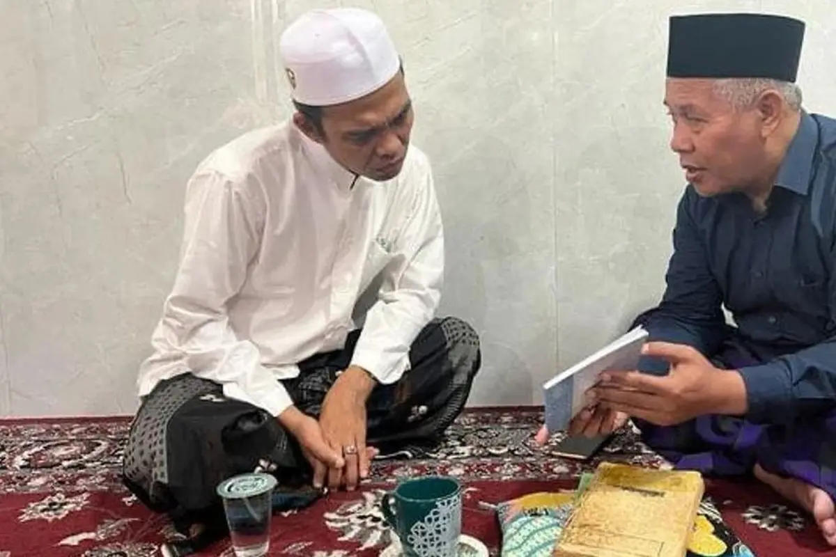 KH Marzuki Mustamar dengan Ustaz Abdul Somad. (Foto: jatim.nu.or.id)