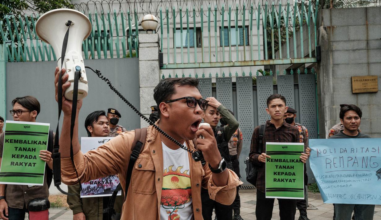 Aktivis berunjuk rasa di depan kedutaan besar China di Jakarta untuk menentang rencana pemerintah untuk mengembangkan pulau Rempang, Selasa (19/6/2023). (Yasuyoshi CHIBA/AFP)