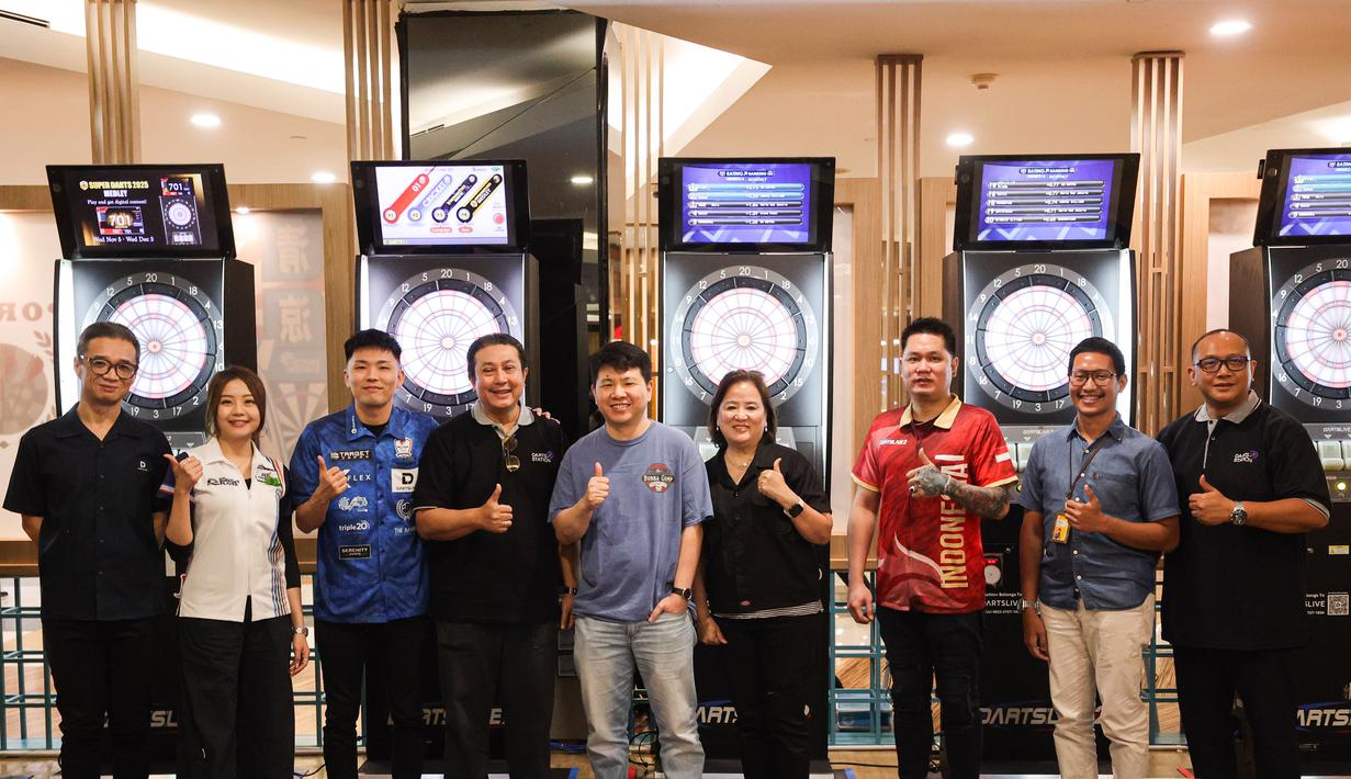 Ketua Dewan Pembina PORADI, Hendy Lim, menganggap kehadiran Darts Station di FX Sudirman sebagai pencapaian dalam perkembangan olahraga darts di tanah air. Tampak dalam foto, Ketua Dewan Pembina PORADI, Hendy Lim (tengah) saat peluncuran Darts Station di lantai F7 FX Sudirman, Senayan, Jakarta pada Sabtu (15/11/2025). (Bola.com/Abdul Aziz)