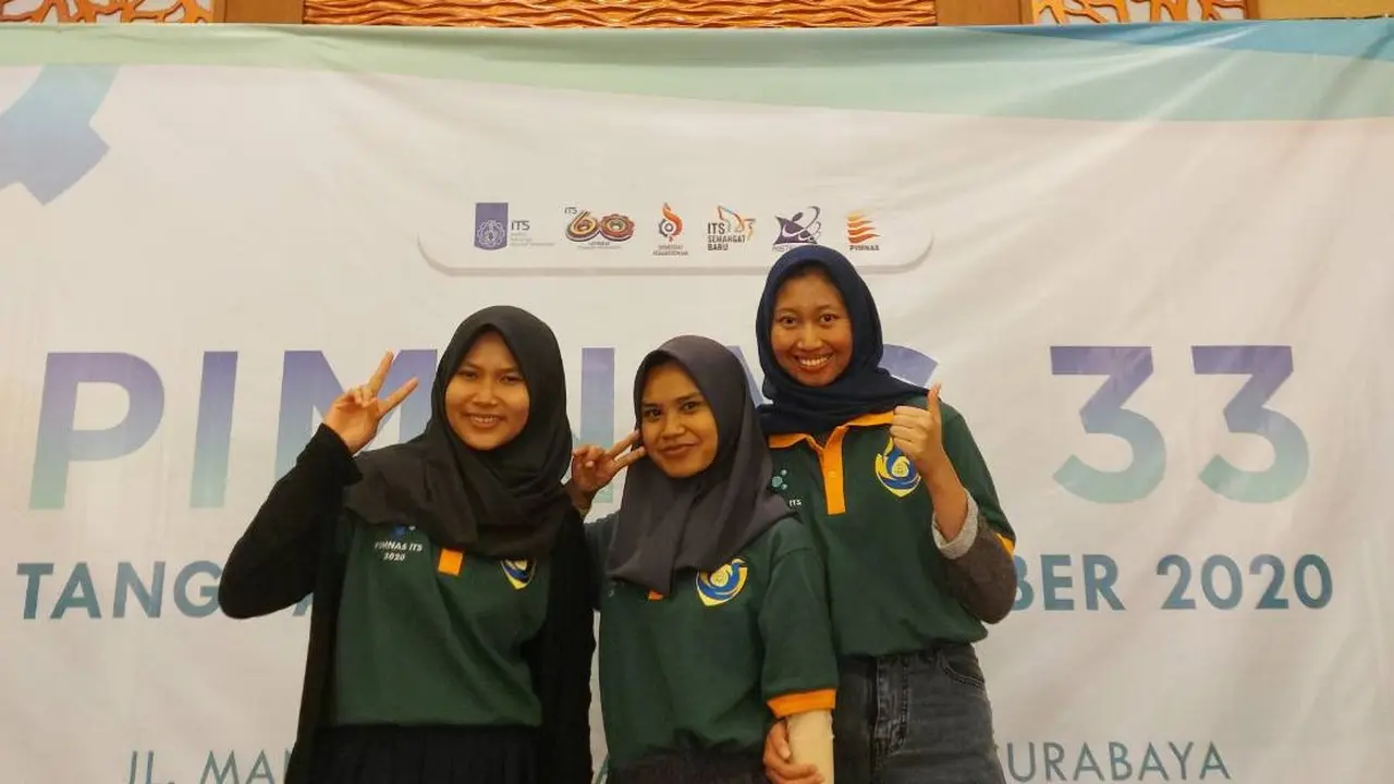 3 Mahasiswa ITS menkonversi minyak jelantah jadi asam laktat bermanfaat. (Dian Kurniawan/Liputan6.com)