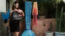 Davi de Oliveira Moreira menjemur kostum putri duyungnya, Rio de Janeiro, Brasil, Rabu (3/5). Davi menjadi salah satu bagian dari penggila putri duyung yang sedang tumbuh di Brasil. ( AFP FOTO / YASUYOSHI CHIBA)
