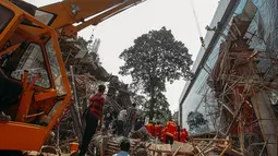 Ambruknya jembatan menyebabkan empat orang tewas dan lima orang lainnya mengalami luka berat, Jakarta, Jumat (31/10/2014). (Liputan6.com/Faizal Fanani)  