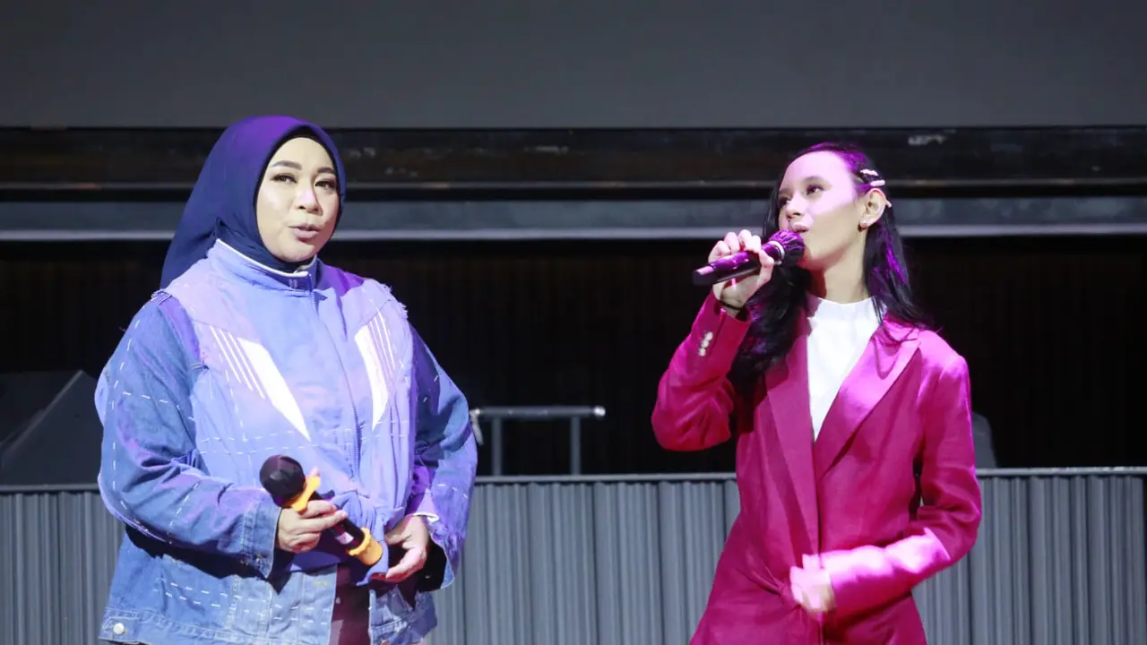 Dinda Ghania dan Melly Goeslaw