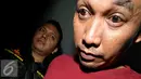 Polisi menjemput tersangka S dari lapas Cirebon menuju kantor Tindak Pidana Narkoba Mabes Polri, Cawang, Jakarta, Senin (3/8/2015). S merupakan pemasok narkoba untuk Reza Prawiro yang sebelumnya tertangkap saat pesta narkoba. (Liputan6.com/Yoppy Renato)