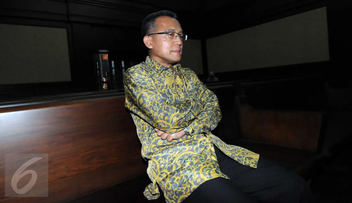 Ketua Hakim PTUN Medan (nonaktif) Tripeni Irianto Putro menjalani sidang pembacaan tuntutan di Pengadilan Tipikor, Jakarta, Kamis (19/11). Tripeni dituntut empat tahun penjara atas perbuatannya menerima suap dari OC Kaligis. (Liputan6.com/Helmi Afandi)