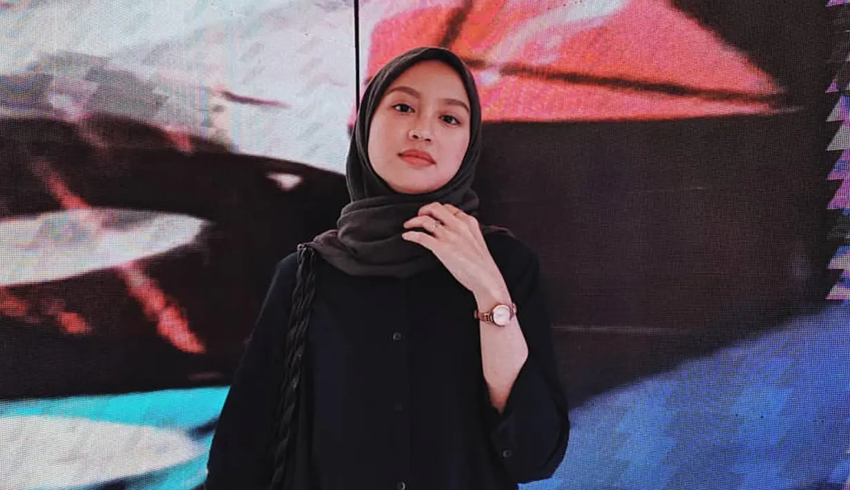 Selain menyukai outfit dan hijab dengan warna netral, Gita juga kerap beberapa kali tampil dengan outfit yang jauh lebih simple dengan tema all-black. (Liputan6.com/IG/@gitasav)