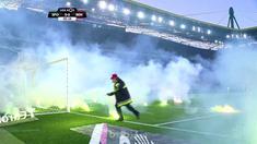 Pada pertandingan Sporting CP Vs Benfica dalam lanjutan Liga Portugal diwarnai kerusuhan pelemparan kembang api. This video is presented by Ballball.