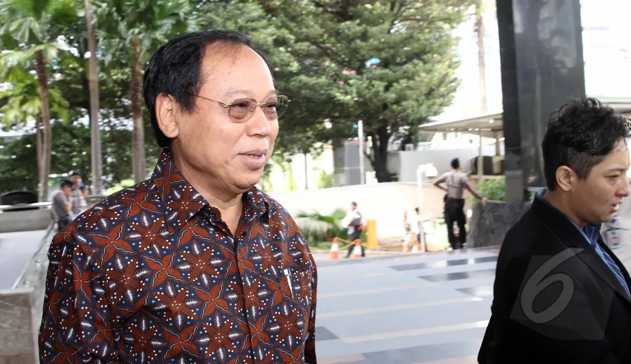 Ketum Partai Persatuan Pembangunan (PPP) versi Muktamar Jakarta, Djan Faridz seusai mendatangi gedung KPK, Jakarta, Senin (27/4/2015). Djan mengaku kedatangannya untuk menjenguk mantan Ketum PPP, Suryadharma Ali (SDA). (Liputan6.com/Helmi Afandi)