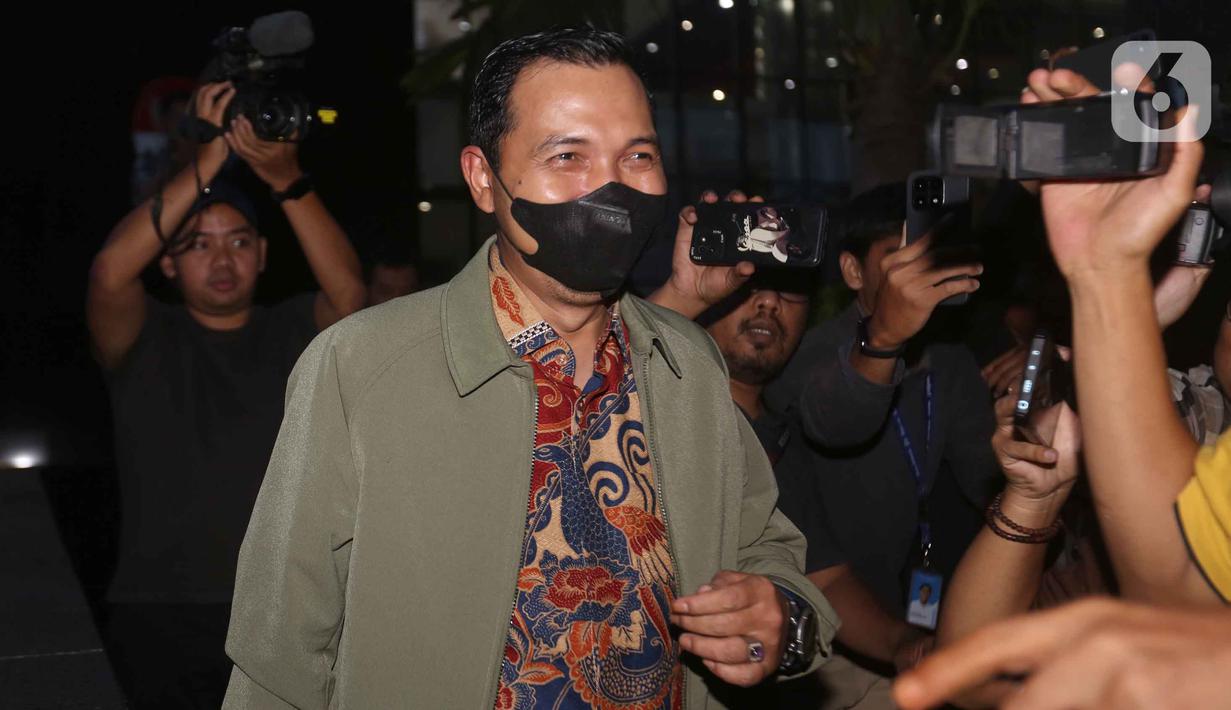 Pelaksana Tugas (Plt) Wali Kota Madiun, F. Bagus Panuntun, berjalan meninggalkan Gedung Merah Putih Komisi Pemberantasan Korupsi (KPK), Jakarta, usai menjalani pemeriksaan, Senin (11/5/2026). (Liputan6.com/Helmi Fithriansyah)