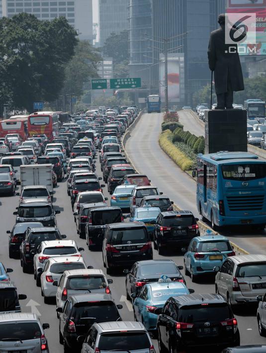 Kendaraan melintas di kawasan Jalan Jenderal Sudirman, Jakarta, Rabu (31/7/2019). Gubernur Anies Baswedan menyampaikan sistem pembatasan kendaraan berdasarkan nomor polisi ganjil dan genap menjadi salah satu rencana Pemprov DKI Jakarta mengatasi polusi udara di Jakarta. (Liputan6.com/Faizal Fanani)