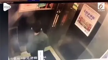 Seorang pria nekat kencing di dalam lift hingga membuatnya korslet. Momen ini terekam kamera CCTV.