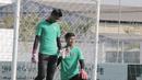 Kiper Timnas Indonesia U-22, Satria Tama dan Muhammad Riyandi, melepas dahaga saat latihan di Lapangan AUPP, Phnom Penh, Selasa (19/2). Latihan ini persiapan jelang laga Piala AFF U-22 melawan Malaysia. (Bola.com/Zulfirdaus Harahap)