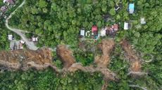 Foto udara yang diambil menggunakan drone ini menunjukkan wilayah yang terdampak longsor di Bener Meriah, Provinsi Aceh, Rabu 3 Desember 2025. Tim gabungan pemerintah daerah terus melakukan operasi pembukaan jalur darat di wilayah yang terdampak longsor di Kabupaten Bener Meriah, Provinsi Aceh. (AP Photo/Syahrul Rizal)