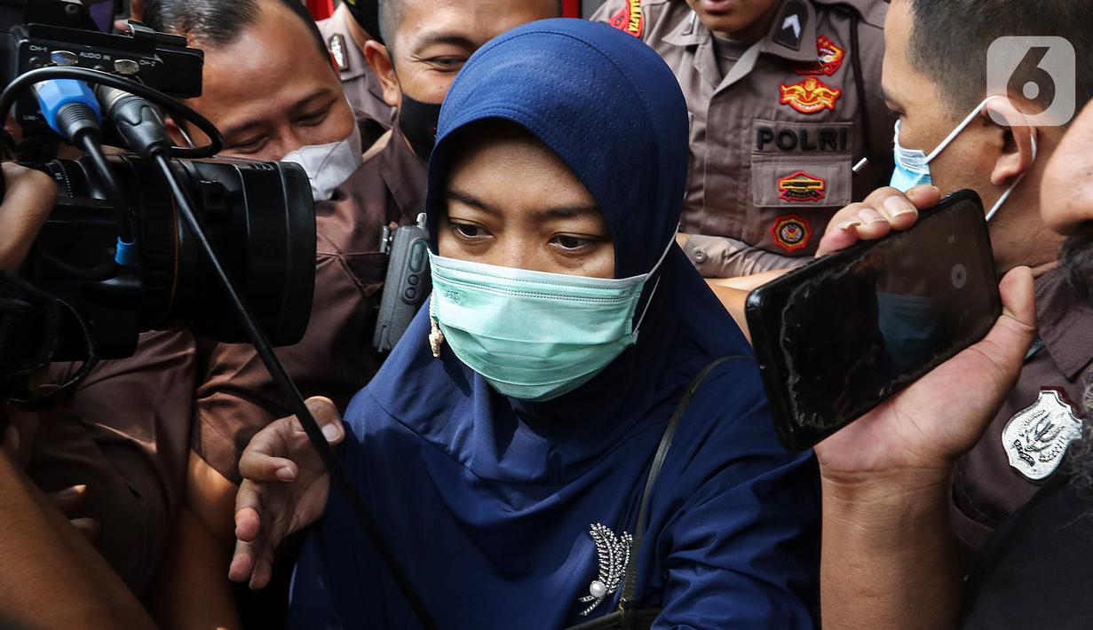 Wakil Gubernur (Wagub) Lampung Chusnunia Chalim seusai memenuhi panggilan pemeriksaan laporan harta kekayaan penyelenggara negara (LHKPN) di Gedung KPK, Rabu (17/5/2023). (Liputan6.com/Johan Tallo)