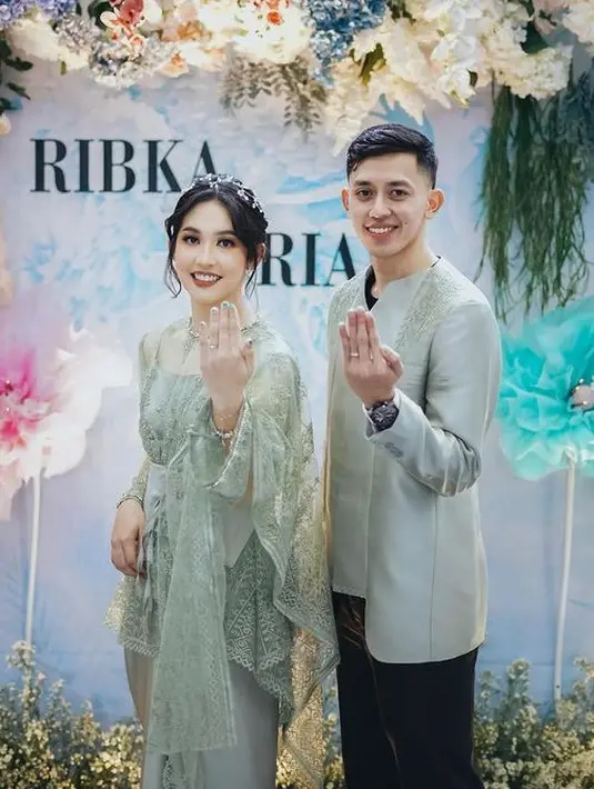 <p>MUA Ghamamakeups memoles wajah Ribka dengan makeup flawless mengaplikasikan lipstik nude. Dengan gaya rambut sanggul modern dihiasi hairclip model bunga warna putih dengan poni membingkai wajah. [@rvsdphoto]</p>