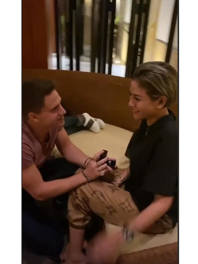 Nikita Mirzani Dilamar Pacar Bulenya, Ini 6 Potret Kemesraan Keduanya