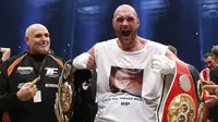 Ekspresi kemenangan Tyson Fury atas Wladimir Klitschko, Dusseldorf, Minggu (29/11/2015). Ketiga juri pertandingan seluruhnya memberikan kemenangan untuk Fury, yakni dengan kedudukan 115-112, 115-112, dan 116-111. (Dailymail.co.uk)