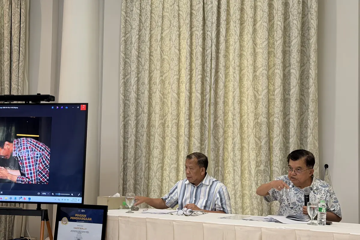 Wakil Presiden ke-10 dan ke-12 RI Jusuf Kalla saat menggelar Konferensi Pers di kediamannya di Jakarta Selatan. JK menjawab polemik isu ijazah Jokowi yang turut menyeret namanya. (Liputan6/Lizsa Egeham)