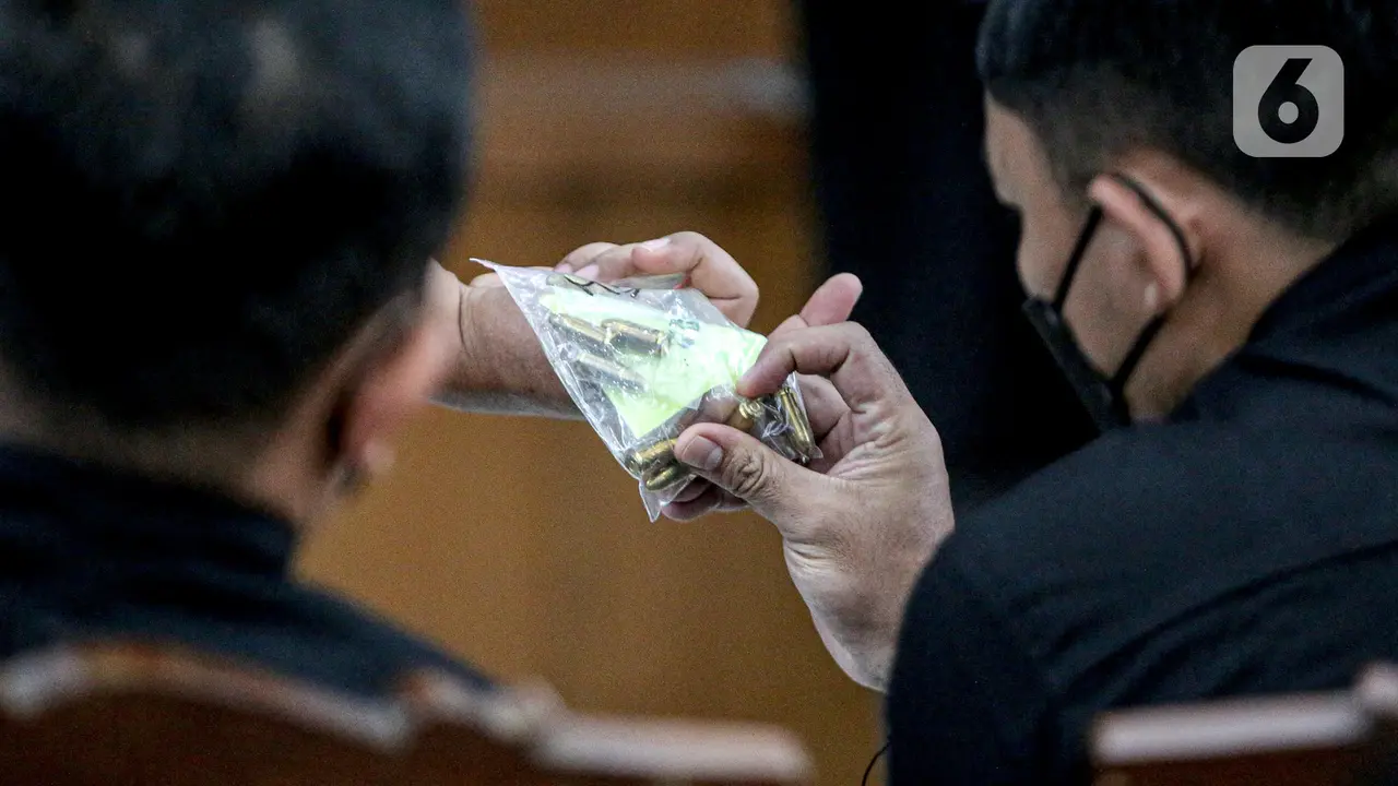 BARANG BUKTI SENJATA KASUS PEMBUNUHAN BRIGADIR YOSUA