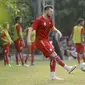 Pemain baru Persija, Marko Simic, saat mengikuti sesi latihan di Lapangan Sutasoma Halim, Jakarta, Jumat (29/12/2017). Striker asal Kroasia itu dikontrak Macan Kemayoran selama dua musim ke depan. (Bola.com/M Iqbal Ichsan)