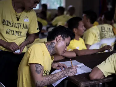 Sejumlah narapidana mengikuti Ujian Akreditasi Nasional dan Pemeriksaan Kesetaraan di Penjara Manila City, Filipina, Minggu (19/11). Sekitar 900 napi, kebanyakan kasus narkoba, berpartisipasi dalam ujian sekolah dasar dan menengah atas. (NOEL CELIS/AFP)