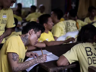 Sejumlah narapidana mengikuti Ujian Akreditasi Nasional dan Pemeriksaan Kesetaraan di Penjara Manila City, Filipina, Minggu (19/11). Sekitar 900 napi, kebanyakan kasus narkoba, berpartisipasi dalam ujian sekolah dasar dan menengah atas. (NOEL CELIS/AFP)