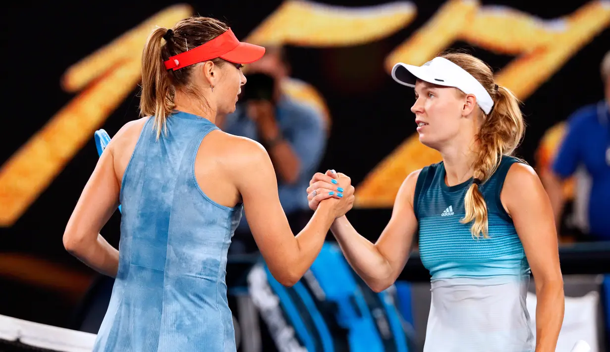 Petenis Rusia, Maria Sharapova bersalaman dengan petenis asal Denmark, Caroline Wozniacki usai pertandingan babak ketiga Australia Open di Melbourne Park, Australia (18/1). Sharapova menang tiga set 6-4 4-6 6-3. (AFP Photo/David Gray)