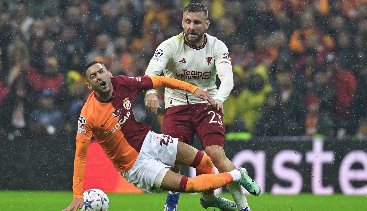 Hakim Ziyech dulu dikenal sebagai bintang Ajax saat menembus semifinal Liga Champions 2018/2019. Namanya makin besar setelah gabung Chelsea dan ikut meraih trofi meski tak bermain di final. (AFP/Yaksin Agkul)