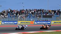 Pembalap BK8 Gresini Racing MotoGP Spanyol, Fermin Aldeguer (Kiri) dan pebalap MotoGP Spanyol tim Red Bull KTM Factory Racing Pedro Acosta bertanding pada Grand Prix MotoGP Indonesia di Sirkuit Internasional Mandalika di Mandalika, Nusa Tenggara Barat pada 5 Oktober 2025. (SONNY TUMBELAKA / AFP)