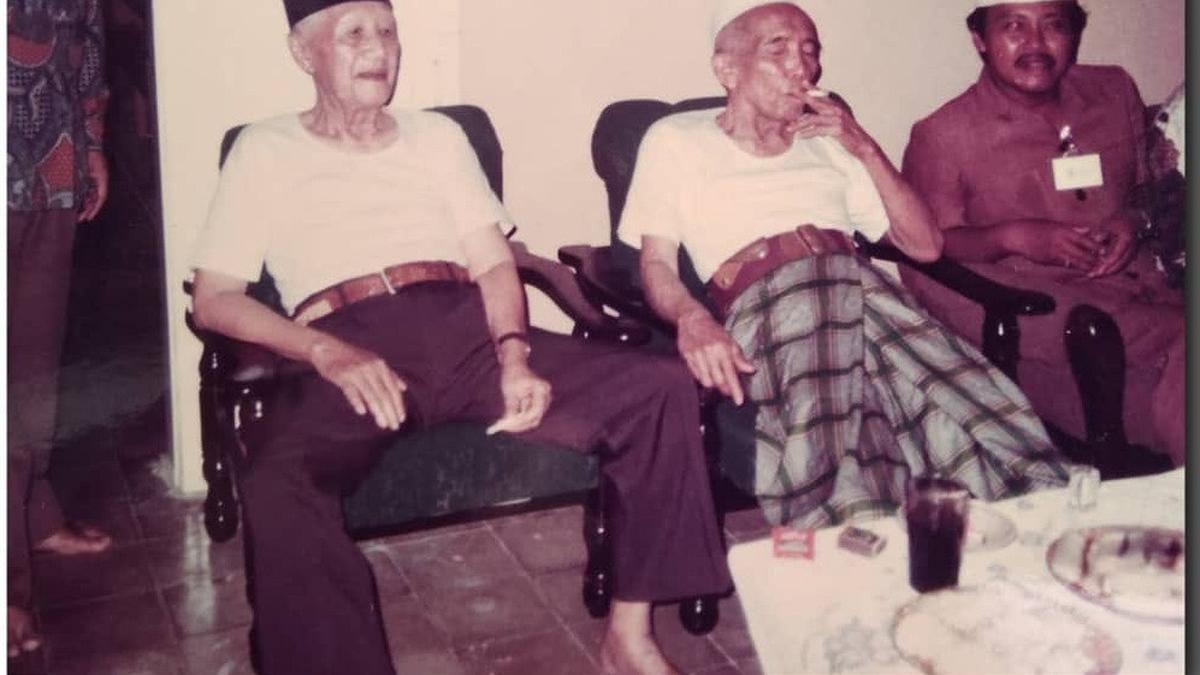 Kisah Karomah KH Mahrus Aly Lirboyo, Merokok di Mobil yang Tenggelam di ...