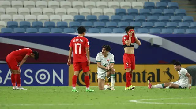 Pemain Vietnam tertunduk lesu usai kalah dari Irak di Piala Asia U-23 2024 (AFP)