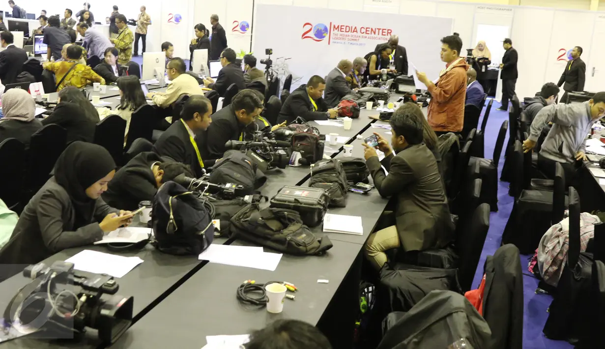Kesibukan awak media di dalam media center KTT IORA 2017 di Jakarta Convention Center, Senin (6/3). Media center ini merupakan ruangan yang disediakan panitia untuk para jurnalis yang meliput kegiatan KTT IORA ke-20. (Liputan6.com/Angga Yuniar) 