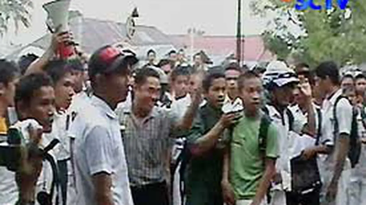 081129ademo_sekolah.jpg