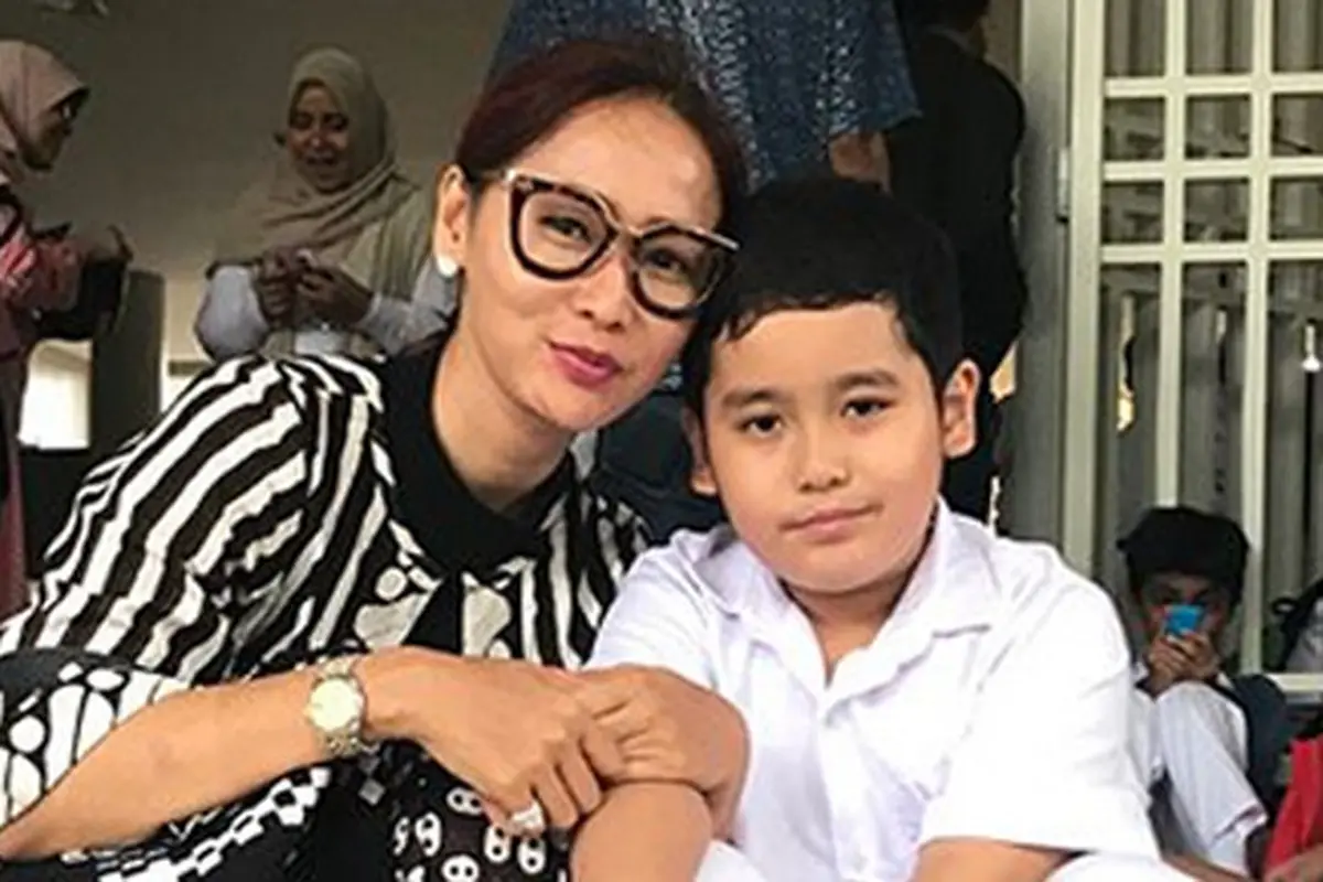[Bintang] Inul Daratista dan Keluarga