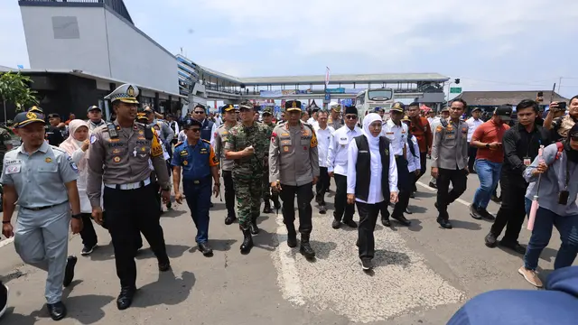 Gubernur Jawa Timur Khofifah Indar Parawansa (kanan) meninjau Pelabuhan Ketapang Banyuwangi Jelang penutupan sementara Hari Raya Nyepi (Istimewa)