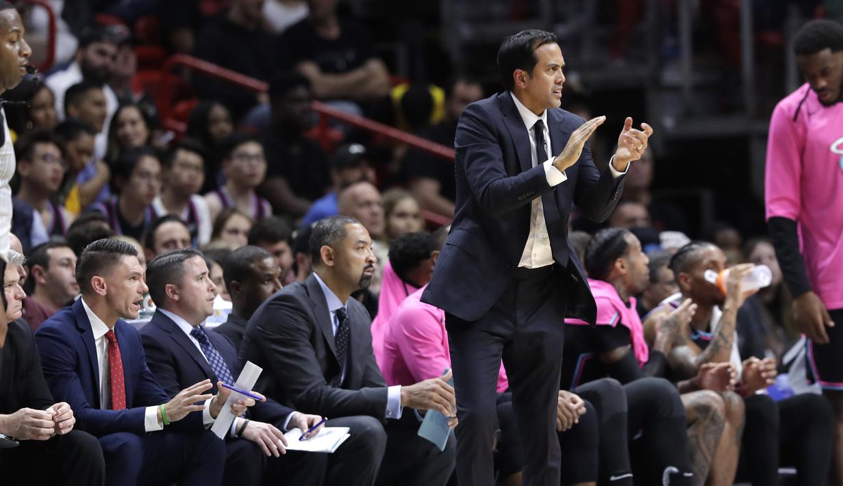 4. Ekspresi tenang ditunjukan pelatih Miami Heat, Erik Spoelstra kontra Houston Rockets dalam lanjutan NBA di American Airlines Arena, Jumat (21/12/2018). Miami Heat menang 101-99. (AP)