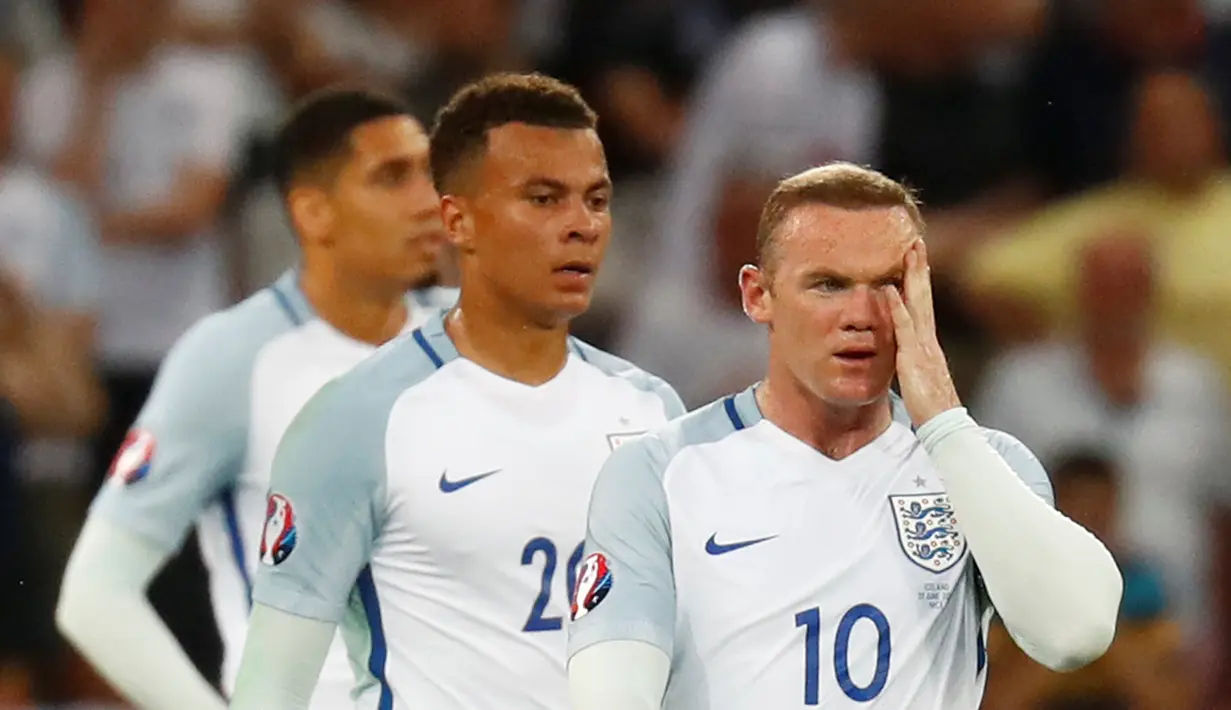 Kekalahan dari Islandia lebih buruk bagi Rooney dan timnas Inggris karena terjadi di babak 16 besar bila di bandingkan hasil Piala Eropa 2004 dan 2012. (Reuters/Kai Pfaffenbach)