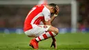 Penyerang Arsenal, Alexis Sanchez terlihat sedih usai timnya dikalahkan saat Laga Liga Premier Inggris di Emirates Stadium, Selasa (12/5/2015). Swansea City menang 1-0 atas Arsenal. (Reuters/Andrew Couldridge)