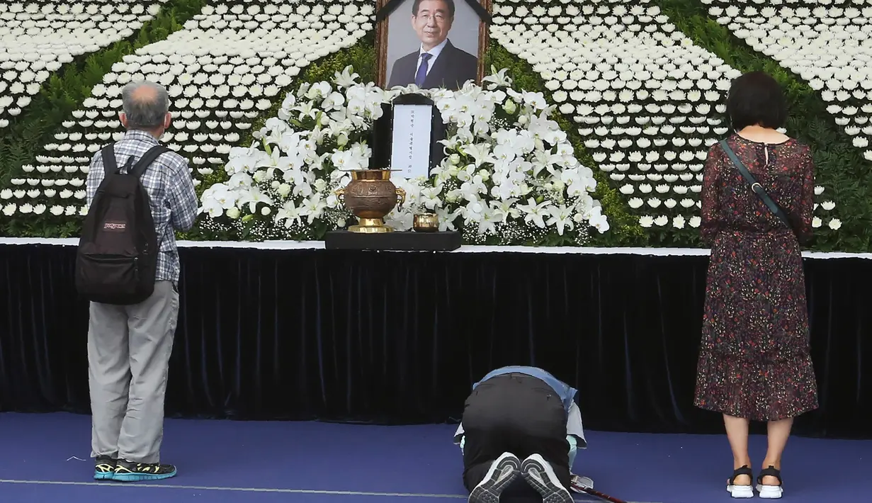 Para pelayat memberikan penghormatan mereka di sebuah altar peringatan untuk almarhum Wali Kota Seoul Park Won-soon di Seoul City Hall Plaza, Sabtu (11/7/2020). Kematian mendadak Wali Kota Seoul, yang dilaporkan terlibat dalam tuduhan pelecehan seksual, menjadi sorotan publik. (AP/Ahn Young-joon)
