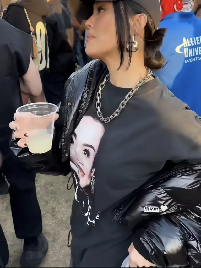 Gaya Agnez Mo Serba Balenciaga saat  Nonton Konser Coachella. [@agnezmo]